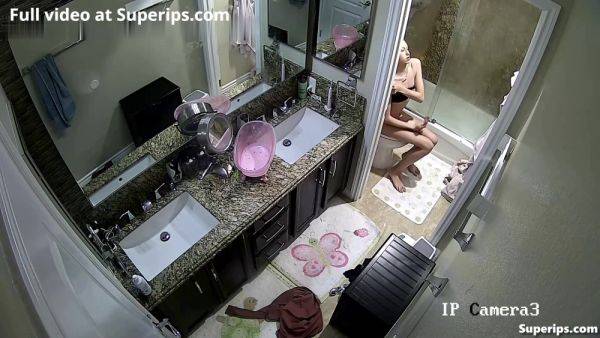 Ipcam American Girls Daily Routine In The Bathroom - hclips.com - Usa on gratisflix.com