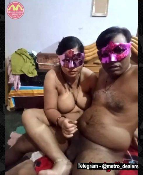 Desi Horny Couple Strip Chat Private Milk On Glass And Face Showing - Sleep - xtits.com - India on gratisflix.com