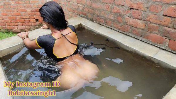 Desi Village Bhabhi Outdoor Bathing On Public Place Indian Hindi - desi-porntube.com - India on gratisflix.com