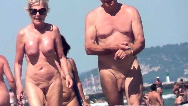 Nude Amateurs Beach Couples Walking On The Beach Compilation - drtuber.com on gratisflix.com