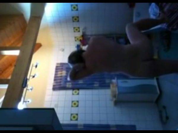 Spying On Mom Shaving Her Body In Bathroom - hclips.com on gratisflix.com
