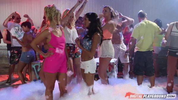 Foam Party Orgy: Girls Of Summer Episode - Girls Of Summer starring Chloe Amour - xhand.com on gratisflix.com