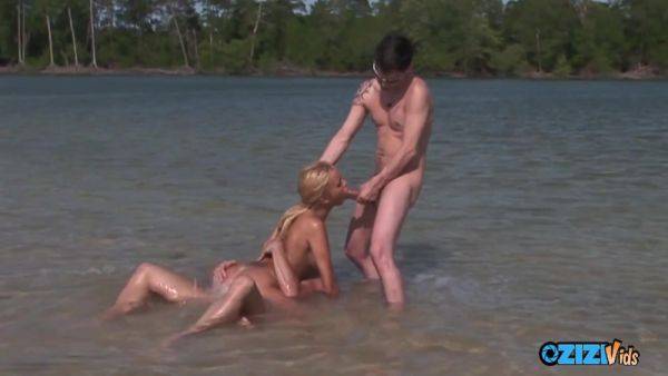 Rough Double Penetration With A Hot Blonde In Shallow Waters - videomanysex.com on gratisflix.com