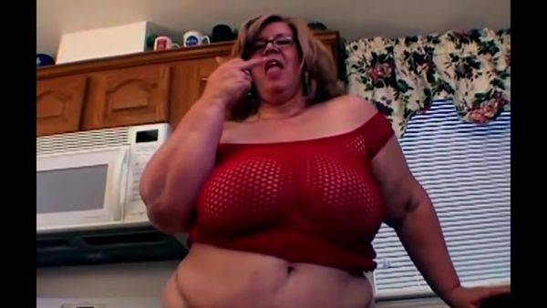 Curvy Sharon - Mommas Snacks -amateur Milf Shows Her Gigantic Butt - hclips.com on gratisflix.com