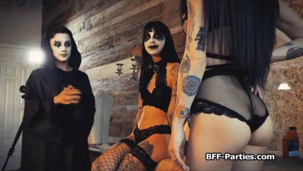 Watch these sexy goth babes share a cock in a Halloween reality foursome party - sexu.com on gratisflix.com