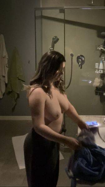 Hidden camera of step sister showering - voyeurhit.com on gratisflix.com