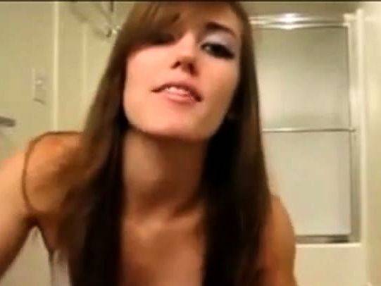 Amateur babe striptease in webcam - drtuber.com on gratisflix.com