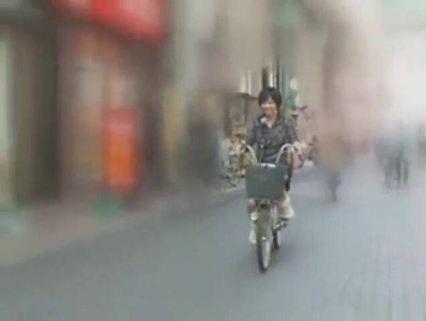 03541 Acme in agony on bicycle - hclips.com - Japan on gratisflix.com