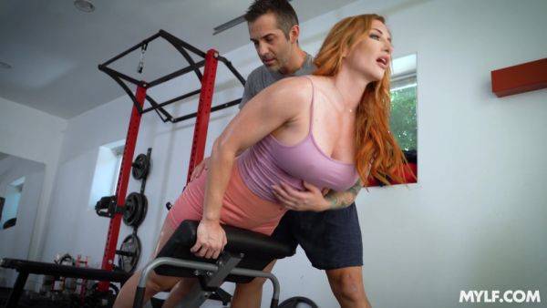 Redhead screams for more while letting personal trainer bang her - hellporno.com on gratisflix.com