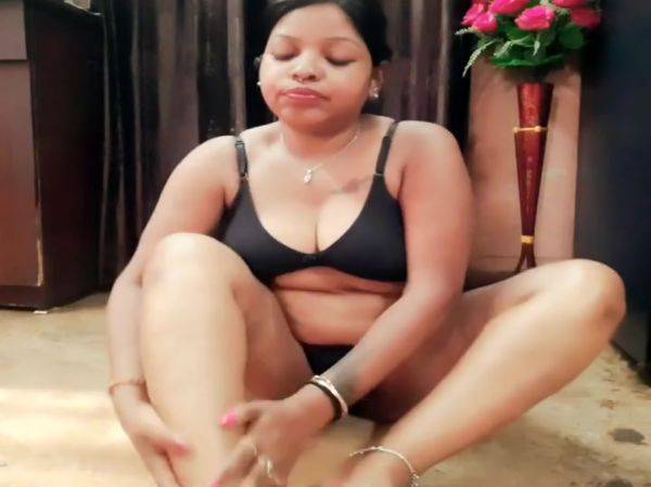 Indian Housewife Sexy Show 18 - desi-porntube.com - India on gratisflix.com