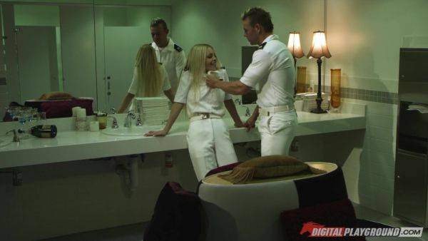Blonde-haired slut Jesse Jane gets fucked by horny pilot - xtits.com on gratisflix.com