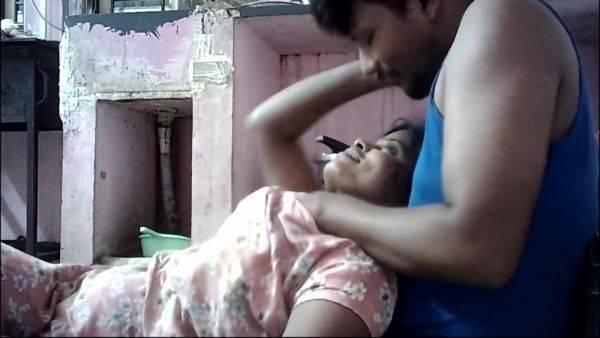 Desi Wife Big Boobs Showing And Kissing - desi-porntube.com on gratisflix.com
