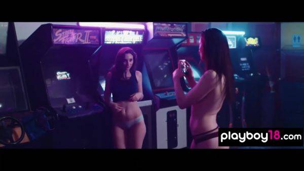 Gamer Teen Sarah Royce Lured Into Lesbian Sex By Busty Frankie Christine - videomanysex.com on gratisflix.com