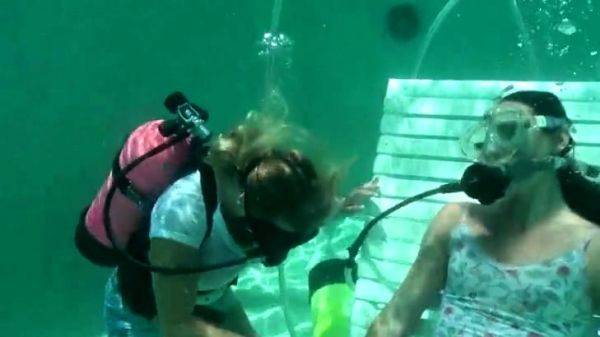 Scuba woman tied in chair underwater - drtuber.com on gratisflix.com