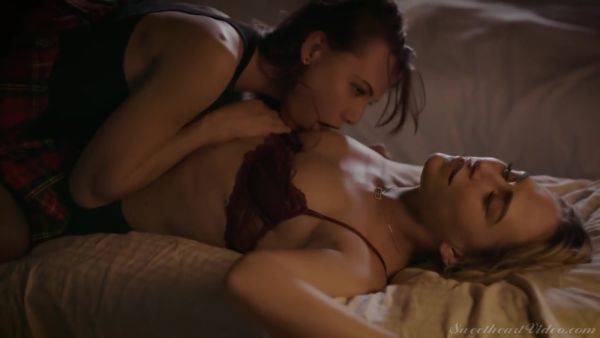 Gorgeous Babes Lesbian Porn Scene - videomanysex.com on gratisflix.com