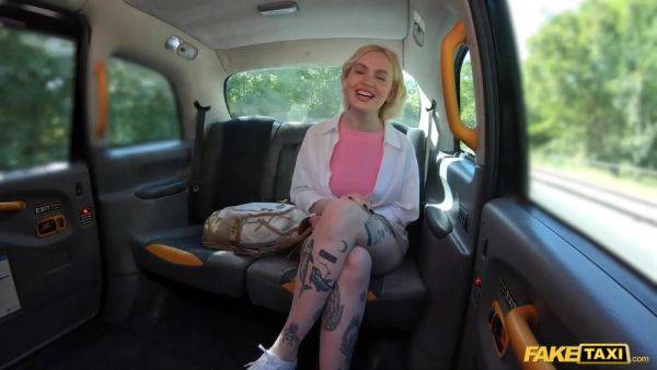 Blonde Gets A Hard Fast Fuck Inside And Outside Of The Taxi - videomanysex.com on gratisflix.com