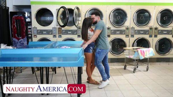 Bubble butt brunette Mae Milano gets fucked in the laundromat by friend's brother - hotmovs.com on gratisflix.com