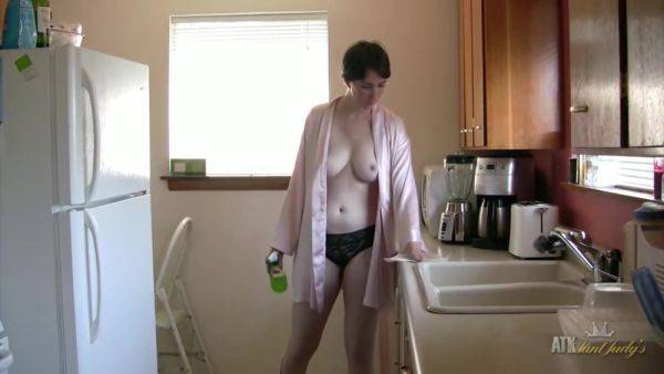 Inara Byrne Cleans The Kitchen In The Nude Showing Her Sexy Mature Bod - videomanysex.com on gratisflix.com
