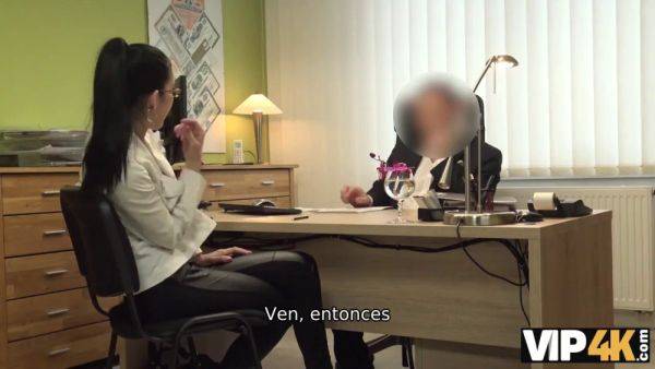 Naughty Préstamos: Morena De Pechos Tatuado Convierte a Puta en la oficina de Pr - sexu.com on gratisflix.com