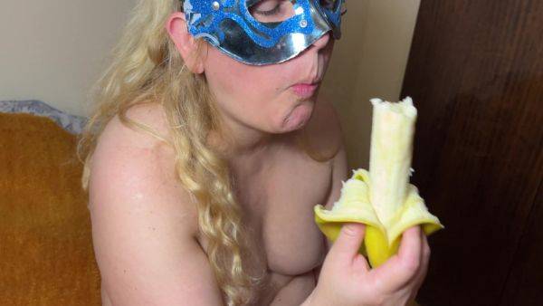 Ellie Does A Great Striptease With A Banana - hclips.com on gratisflix.com