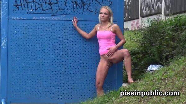 Watch these horny barbies risk their lives for WC in public and pee in the city center - sexu.com on gratisflix.com