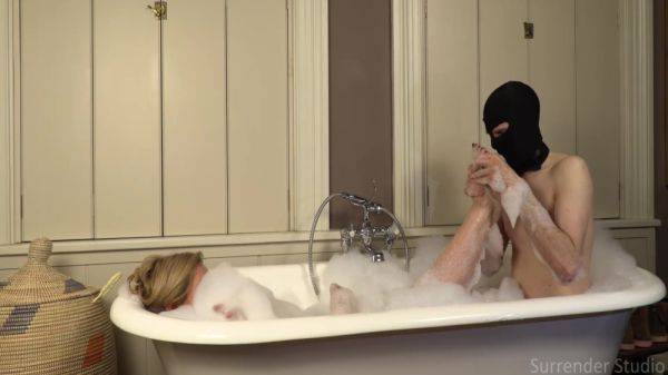 Bath Time Pampering For Lady Dalia With A Golden Ending For 13 Min - hclips.com on gratisflix.com