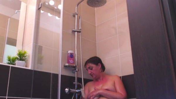 Watching curvy mom in shower - txxx.com on gratisflix.com