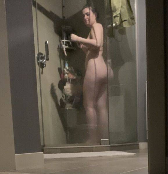 Spying on sister in shower - voyeurhit.com on gratisflix.com