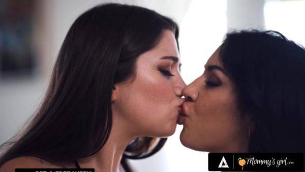 HOT LESBIAN GIRLS KISSING COMP! - Pristine edge - xtits.com on gratisflix.com