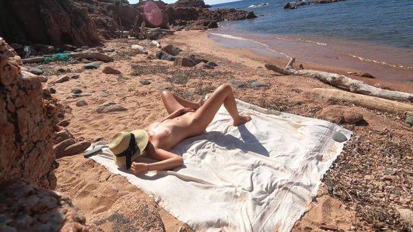 Surprise Par Un Inconnu A Plage Jaccepte Quil Me Baise Un Voyeur Nous Regarde Discretement - hclips.com on gratisflix.com