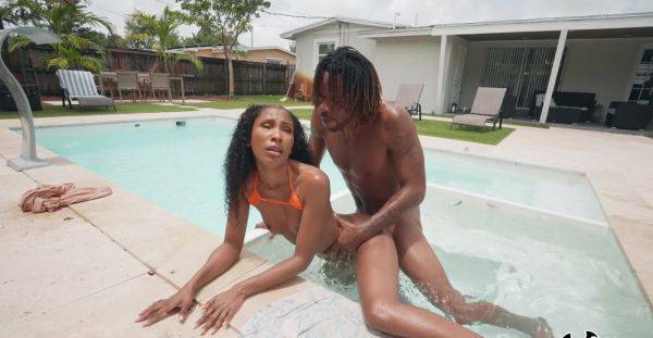 Aroused ebony goes very loud during outdoor pool porno with her new BF - alphaporno.com on gratisflix.com