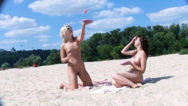 Hot nude beach girl is catching some rays while a camera perfectly films her from behind - hclips.com on gratisflix.com
