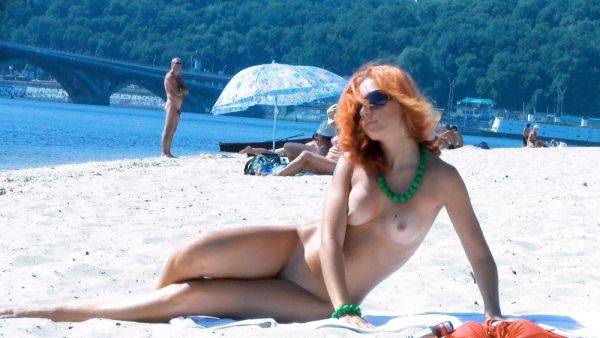 Hot nudist teen loves spending a day on a beach with her friends - hclips.com on gratisflix.com
