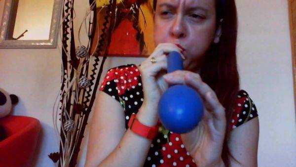 Nicoletta gioca con questi grandi palloncini fino a venire in un fantastico orgasmo - European - xhand.com on gratisflix.com