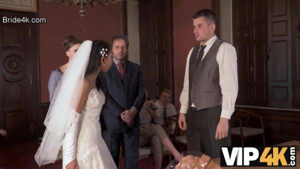 VIP4K. Couple starts fucking in front of the guests after wedding ceremony - hotmovs.com on gratisflix.com