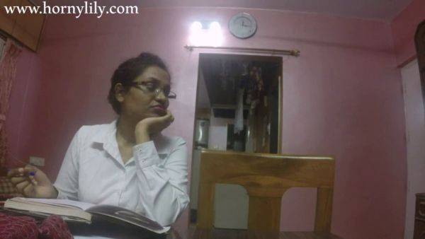 Horny Indian secretary with big boobs gets horny in the office - sexu.com - India on gratisflix.com
