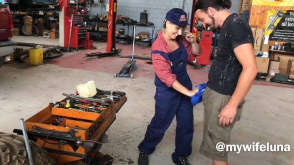 Mature mechanic lady prefers hot anal sex instead of paying for work. - anysex.com on gratisflix.com