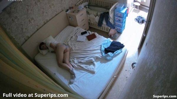 Ipcam Slavic Girl Masturbates Alone On Her Bed - voyeurhit.com on gratisflix.com