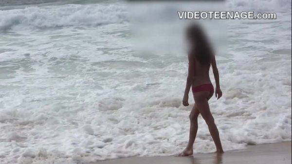 Lovely girl nude at beach - hotmovs.com - France on gratisflix.com