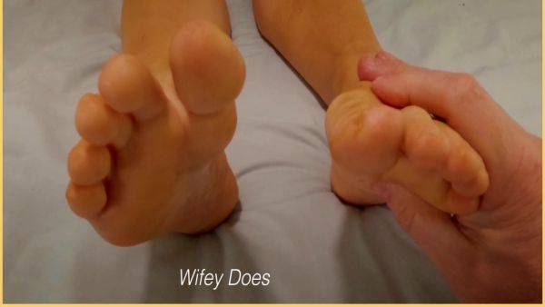 Wifey Gets Her Feet And Toes Massaged - videomanysex.com on gratisflix.com