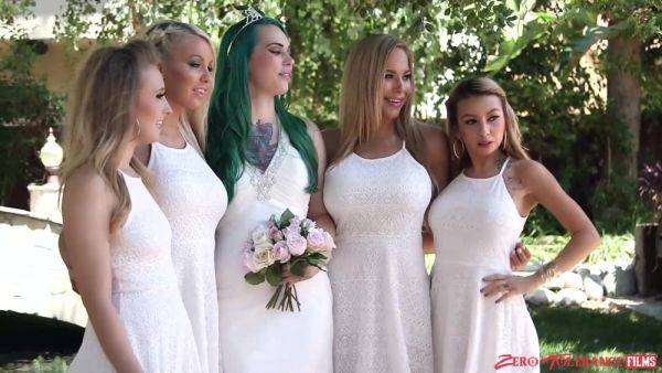 Appealing babes turn wedding party into loud orgy - hellporno.com on gratisflix.com