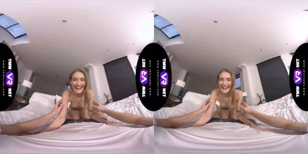 Tiffany Tatum's petite body bounces on a hard rod in virtual reality - sexu.com on gratisflix.com