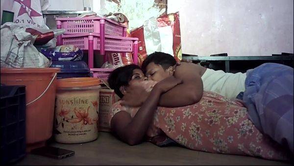 Indian Hot Wife Kissing Ass Bb - desi-porntube.com - India on gratisflix.com