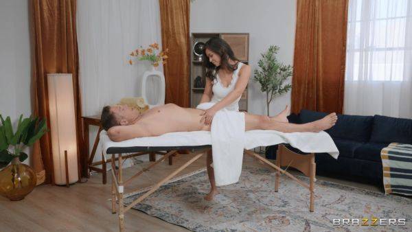 Petite Asian masseuse enjoys client's big dick in very intense rounds - hellporno.com on gratisflix.com