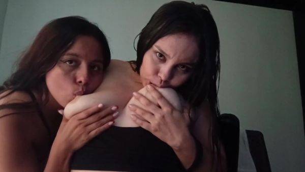 Lactating Lesbians And Hot Mommy - Unas Dulces Tetas Para Chupar - hclips.com on gratisflix.com