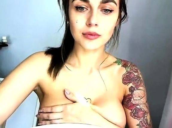 Big boob brunette masturbates on webcam - drtuber.com on gratisflix.com