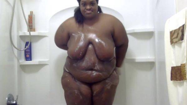 Fat Black Girl In The Shower - videohdzog.com on gratisflix.com