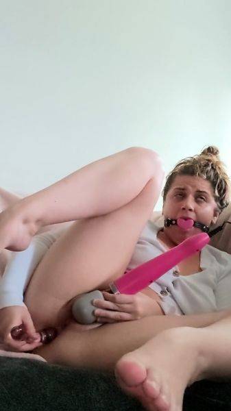 Large amateur cam woman uses two of her toys to masturbate - drtuber.com on gratisflix.com