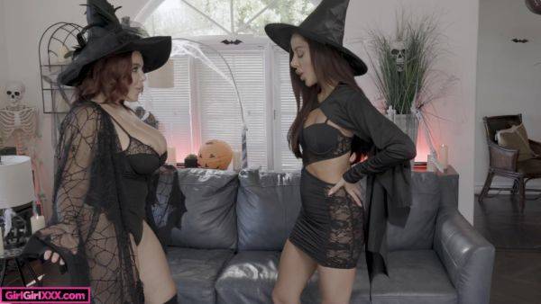 Lesbians combine Halloween with naughty oral perversions - hellporno.com on gratisflix.com
