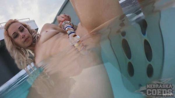Naked Jacuzzi Underwater Fun With Hot Milf Mary Jane - hotmovs.com on gratisflix.com